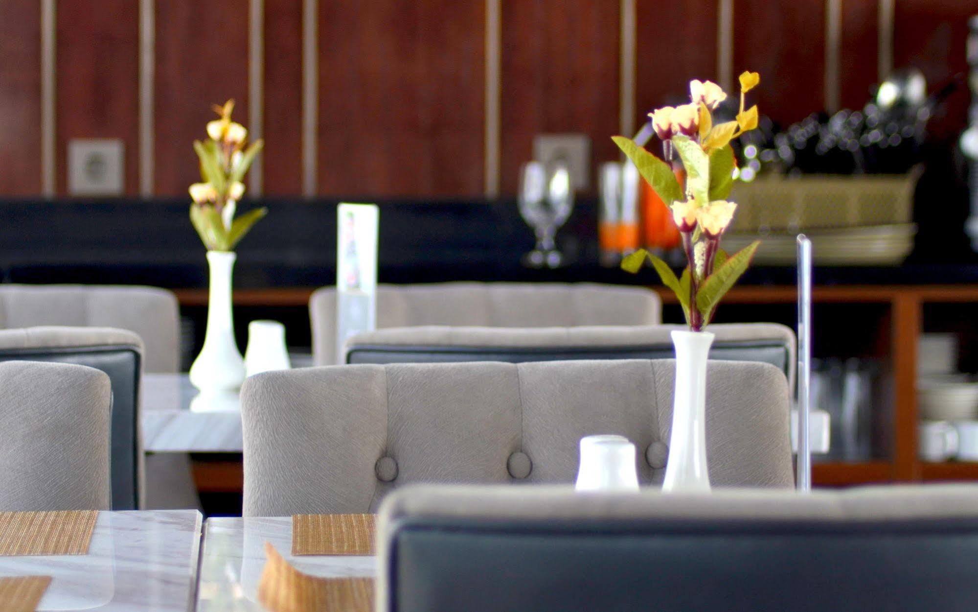 Louis Kienne Hotel Simpang Lima Семаранг Екстер'єр фото