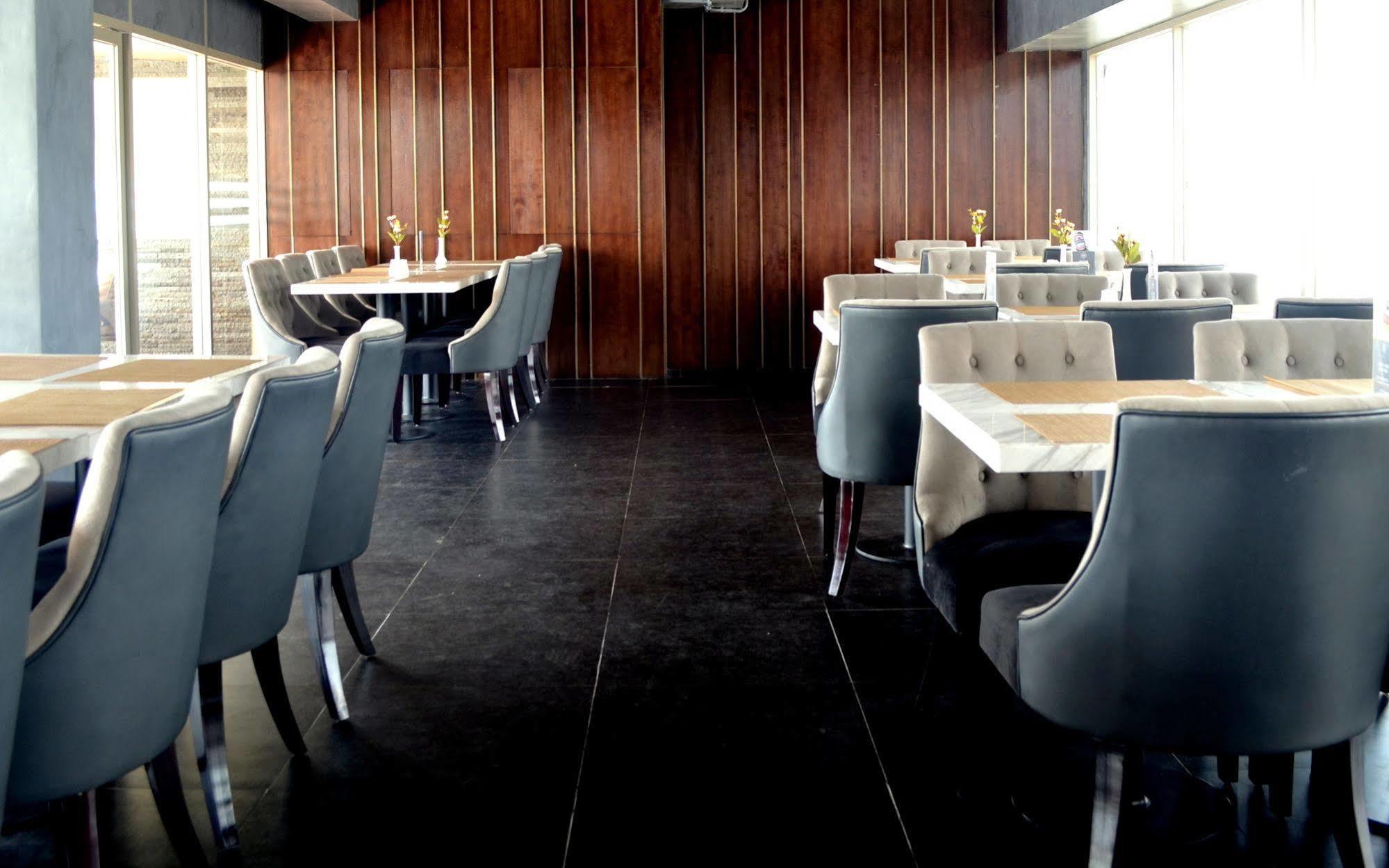 Louis Kienne Hotel Simpang Lima Семаранг Екстер'єр фото