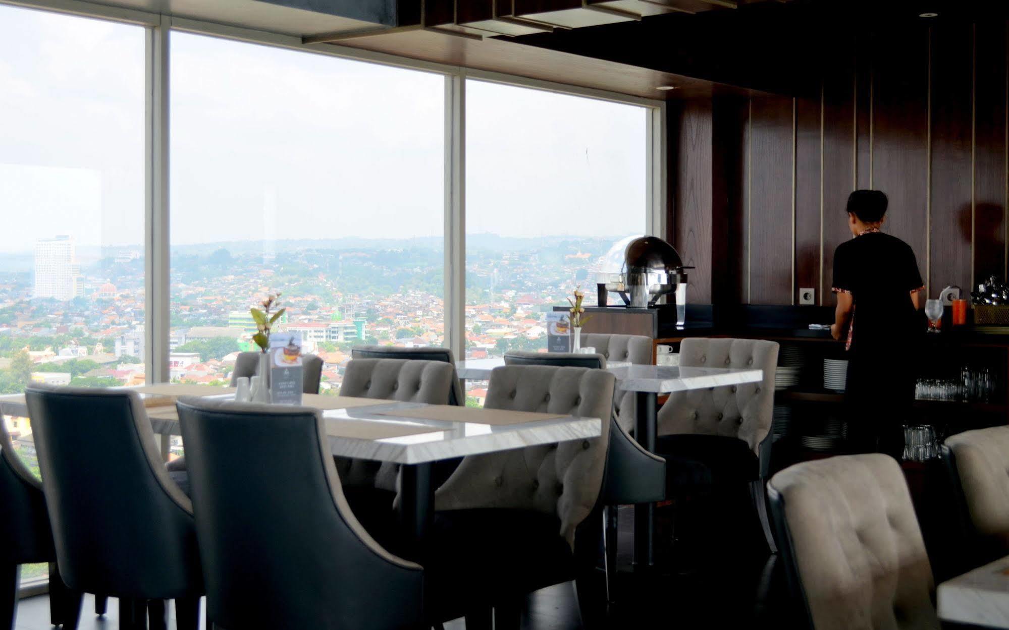 Louis Kienne Hotel Simpang Lima Семаранг Екстер'єр фото